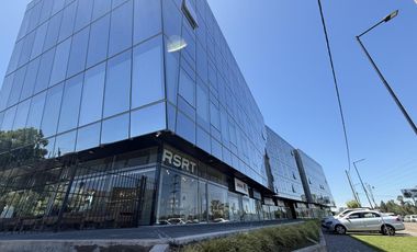 Oficina en prestigioso edificio de categoría en la mejor ubicación de Pilar