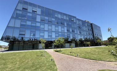 Oficina en prestigioso edificio de categoría en la mejor ubicación de Pilar
