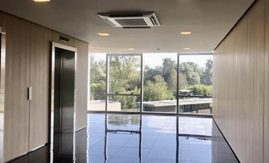 Oficina en prestigioso edificio de categoría en la mejor ubicación de Pilar