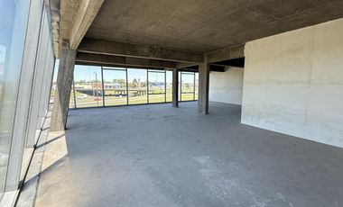 Oficina en prestigioso edificio de categoría en la mejor ubicación de Pilar