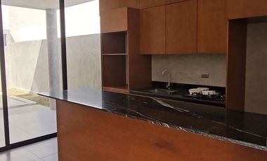 VILLA CON HABITACION EN PLANTA BAJA Y ALBERCA LISTA PARA HABITAR.