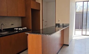 VILLA CON HABITACION EN PLANTA BAJA Y ALBERCA LISTA PARA HABITAR.