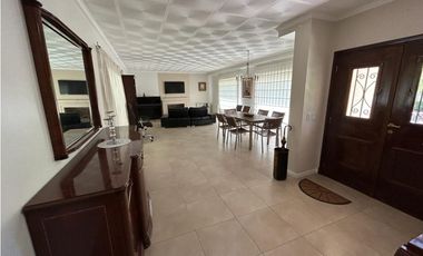 IMPECABLE CASA AMOBLADA EN ALQUILER EN BARRIO CERRADO VALLE CLARO