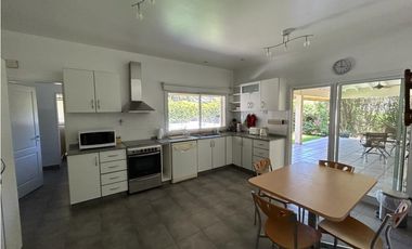 IMPECABLE CASA AMOBLADA EN ALQUILER EN BARRIO CERRADO VALLE CLARO