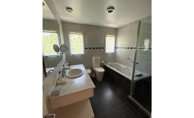 IMPECABLE CASA AMOBLADA EN ALQUILER EN BARRIO CERRADO VALLE CLARO
