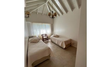 IMPECABLE CASA AMOBLADA EN ALQUILER EN BARRIO CERRADO VALLE CLARO