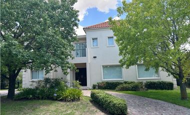 IMPECABLE CASA AMOBLADA EN ALQUILER EN BARRIO CERRADO VALLE CLARO