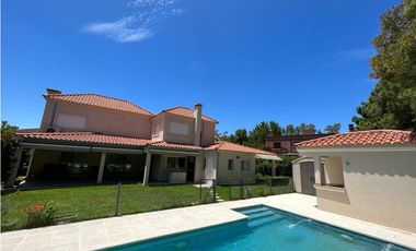 IMPECABLE CASA AMOBLADA EN ALQUILER EN BARRIO CERRADO VALLE CLARO