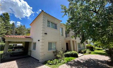 IMPECABLE CASA AMOBLADA EN ALQUILER EN BARRIO CERRADO VALLE CLARO