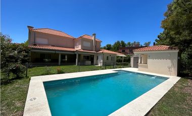 IMPECABLE CASA AMOBLADA EN ALQUILER EN BARRIO CERRADO VALLE CLARO