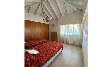 IMPECABLE CASA AMOBLADA EN ALQUILER EN BARRIO CERRADO VALLE CLARO