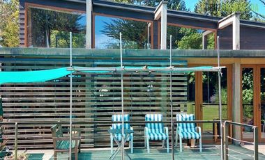 Casa en Venta en Rebajada en un 20% - Amplia casa con Quincho, Bodega y Cancha de Tenis - Lomas de Reloncaví