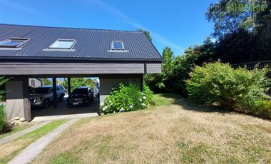 Casa en Venta en Rebajada en un 20% - Amplia casa con Quincho, Bodega y Cancha de Tenis - Lomas de Reloncaví