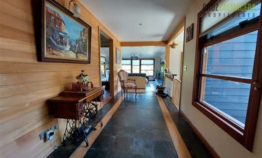 Casa en Venta en Rebajada en un 20% - Amplia casa con Quincho, Bodega y Cancha de Tenis - Lomas de Reloncaví