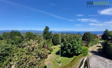 Casa en Venta en Rebajada en un 20% - Amplia casa con Quincho, Bodega y Cancha de Tenis - Lomas de Reloncaví