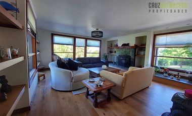 Casa en Venta en Rebajada en un 20% - Amplia casa con Quincho, Bodega y Cancha de Tenis - Lomas de Reloncaví