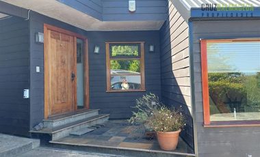Casa en Venta en Rebajada en un 20% - Amplia casa con Quincho, Bodega y Cancha de Tenis - Lomas de Reloncaví