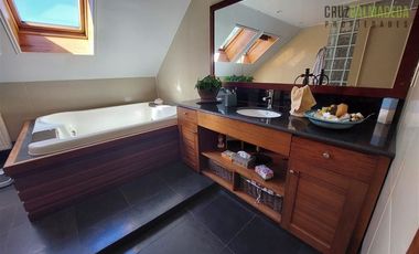 Casa en Venta en Rebajada en un 20% - Amplia casa con Quincho, Bodega y Cancha de Tenis - Lomas de Reloncaví