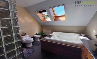 Casa en Venta en Rebajada en un 20% - Amplia casa con Quincho, Bodega y Cancha de Tenis - Lomas de Reloncaví