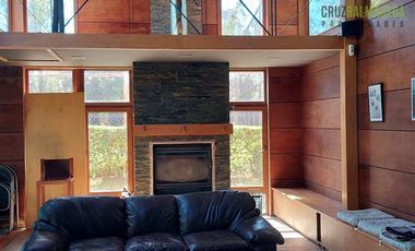 Casa en Venta en Rebajada en un 20% - Amplia casa con Quincho, Bodega y Cancha de Tenis - Lomas de Reloncaví