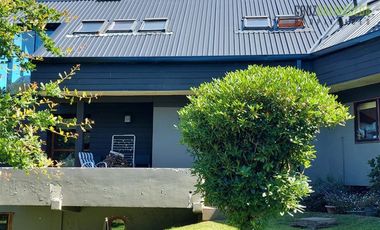 Casa en Venta en Rebajada en un 20% - Amplia casa con Quincho, Bodega y Cancha de Tenis - Lomas de Reloncaví