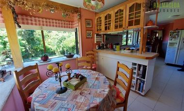 Casa en Venta en Rebajada en un 20% - Amplia casa con Quincho, Bodega y Cancha de Tenis - Lomas de Reloncaví
