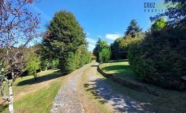 Parcela en Venta en Rebajada en un 20% - Amplia casa con Quincho, Bodega y Cancha de Tenis - Lomas de Reloncaví