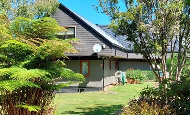 Parcela en Venta en Rebajada en un 20% - Amplia casa con Quincho, Bodega y Cancha de Tenis - Lomas de Reloncaví