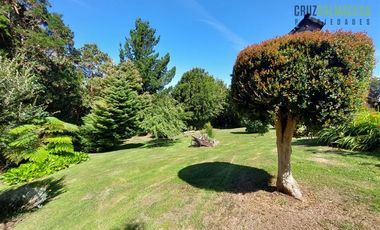 Parcela en Venta en Rebajada en un 20% - Amplia casa con Quincho, Bodega y Cancha de Tenis - Lomas de Reloncaví