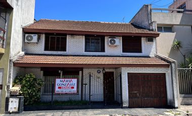 Casa  en Venta Villa Sarmiento / Moron (A120 3734)