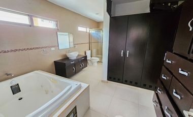 Casa · Residencial Arbolada · 4 Recámaras · Terreno Grande · Huayacan