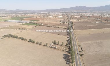 TERRENO EN VENTA SOBRE CARRETERA 200 EN TEQUISQUIAPAN.  Willy