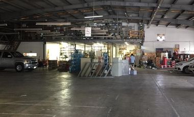 Nave industrial en renta con oficinas y amplio terreno
