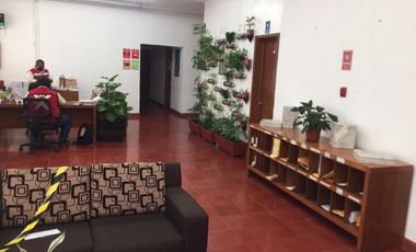 Nave industrial en renta con oficinas y amplio terreno