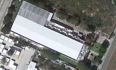 Nave industrial en renta con oficinas y amplio terreno