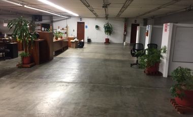Nave industrial en renta con oficinas y amplio terreno