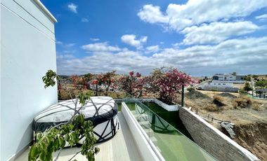 Hermosa casa vista al mar, duplex, en Urb. Ciudad del Mar