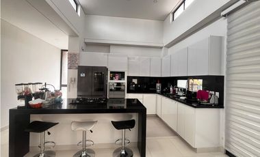 CASA EN CONJUNTO CERRADO