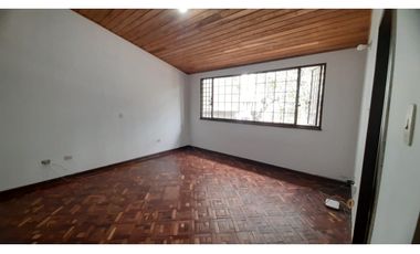 Amplia casa con jardín para arriendo en Santa Ana Occidental