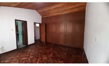 Amplia casa con jardín para arriendo en Santa Ana Occidental