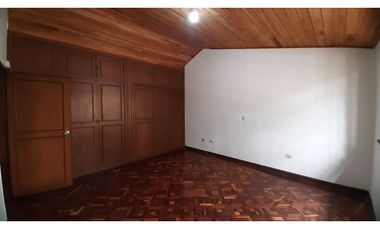 Amplia casa con jardín para arriendo en Santa Ana Occidental