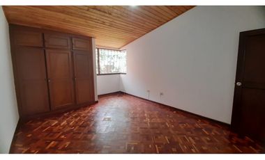 Amplia casa con jardín para arriendo en Santa Ana Occidental