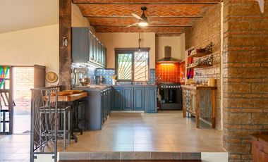 Casa con hermosas vistas y estilo rustico de buen gusto, autosustentable