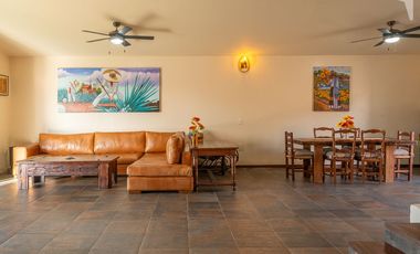 Casa con hermosas vistas y estilo rustico de buen gusto, autosustentable
