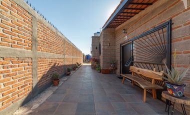 Casa con hermosas vistas y estilo rustico de buen gusto, autosustentable