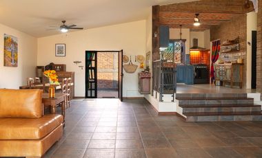 Casa con hermosas vistas y estilo rustico de buen gusto, autosustentable