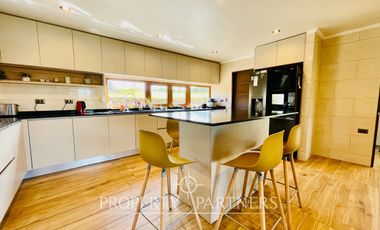 Se vende moderna y nueva  casa  en parcela de 5.000 m2 dentro de exclusivo condominio ubicado en Pumalal a solo 20 minutos de Temuco