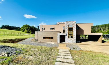 Se vende moderna y nueva  casa  en parcela de 5.000 m2 dentro de exclusivo condominio ubicado en Pumalal a solo 20 minutos de Temuco