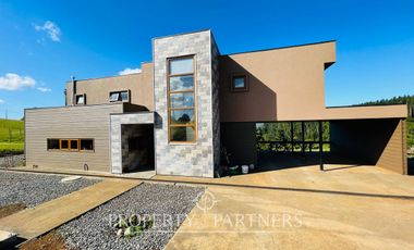 Se vende moderna y nueva  casa  en parcela de 5.000 m2 dentro de exclusivo condominio ubicado en Pumalal a solo 20 minutos de Temuco