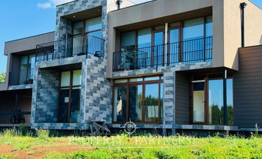 Se vende moderna y nueva  casa  en parcela de 5.000 m2 dentro de exclusivo condominio ubicado en Pumalal a solo 20 minutos de Temuco